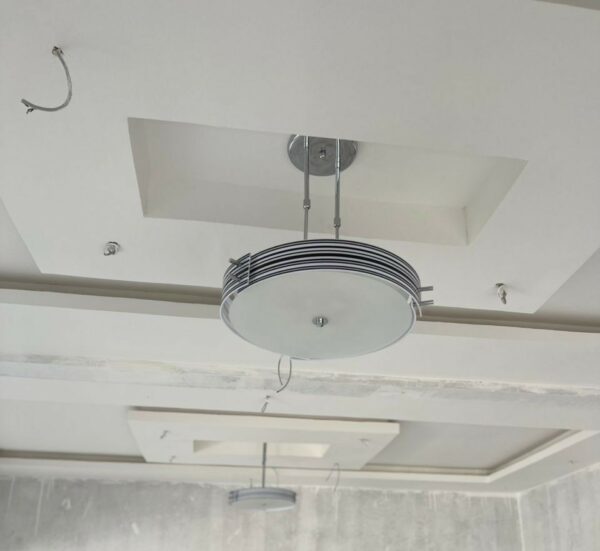 Lampe en suspension noire et blanche – Image 2